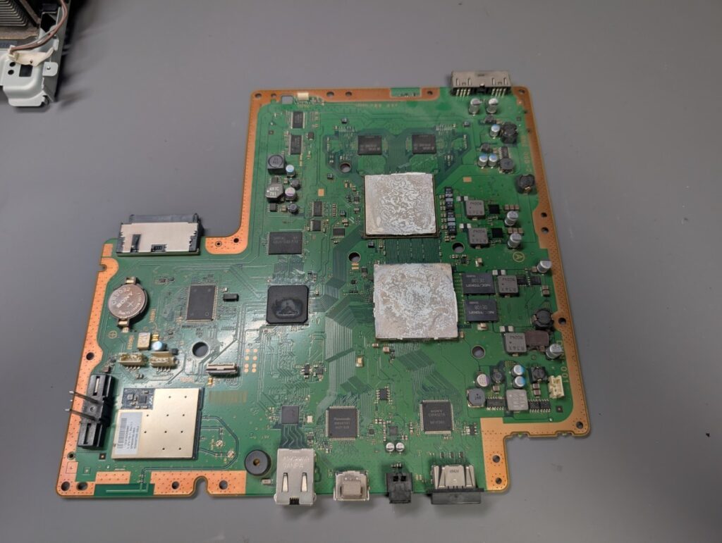 CECH-2000Bのメイン基板の写真
熱伝導グリスを除去前