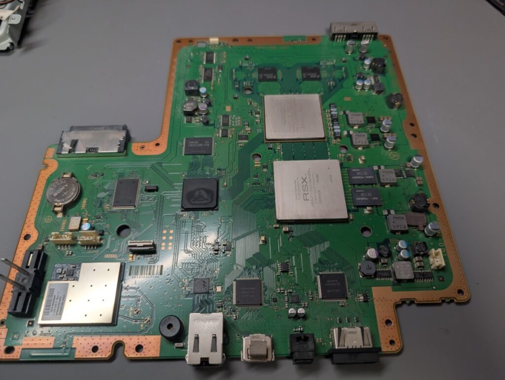 CECH-2000Bのメイン基板の写真
熱伝導グリスを除去後