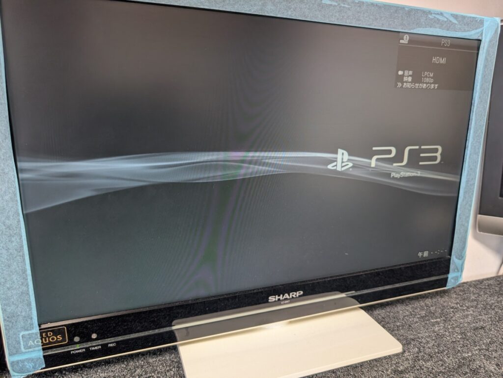 CECH-2000Bの基板修理後の起動確認時の様子
PS3の起動画面が表示されたテレビ