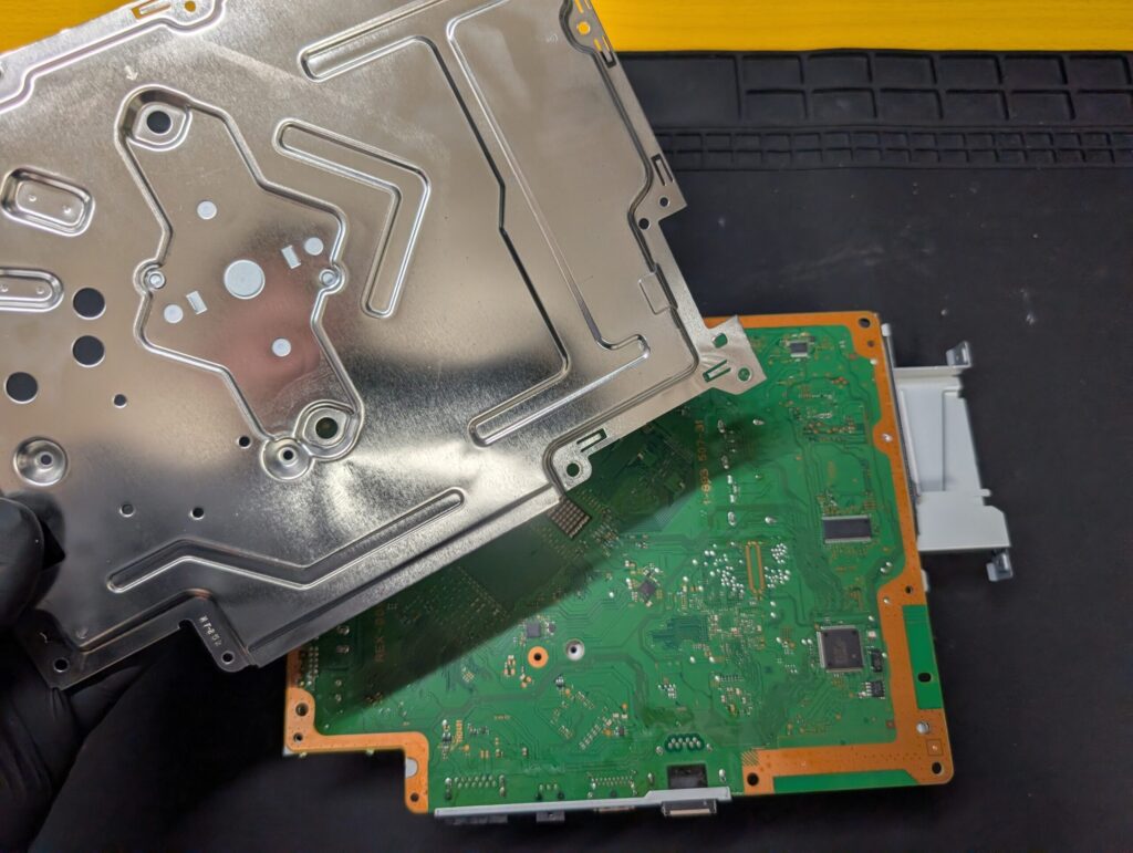 CECH-4300Cの基板修理後の組み立て時の写真