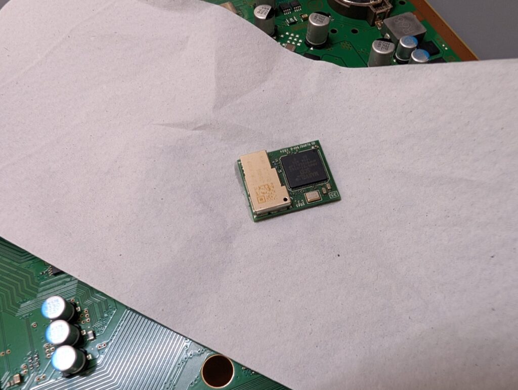 CECH-4300Cの再修理時の様子
Wi-Fi/Bluetoothモジュールを取り外しした後のモジュール単体の写真
