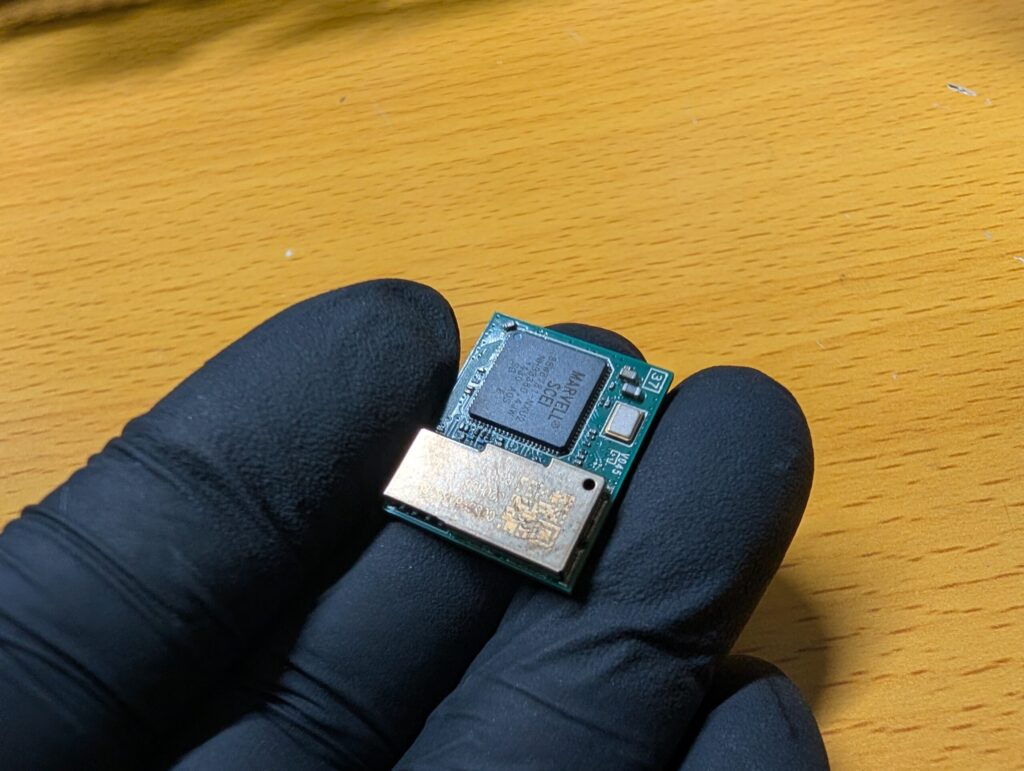 CECH-4300Cの再修理時の様子
新しいモジュールを手に乗せている