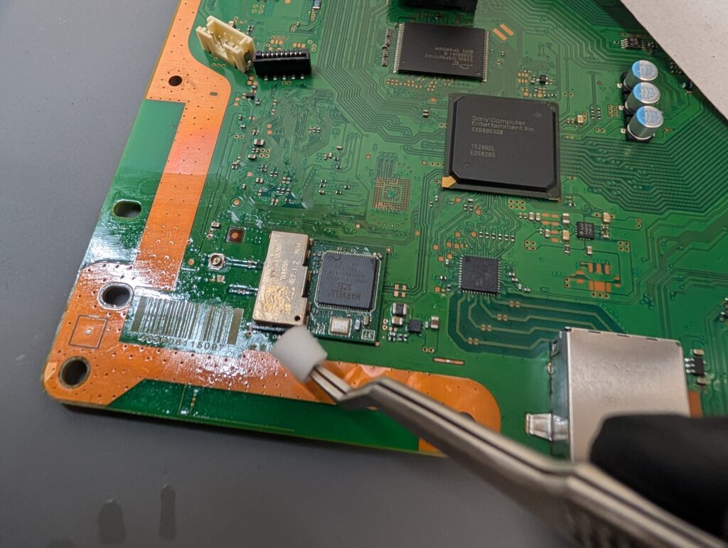 CECH-4300Cの再修理時の様子
Wi-Fi/Bluetoothモジュールを取り付け後の清掃時の写真