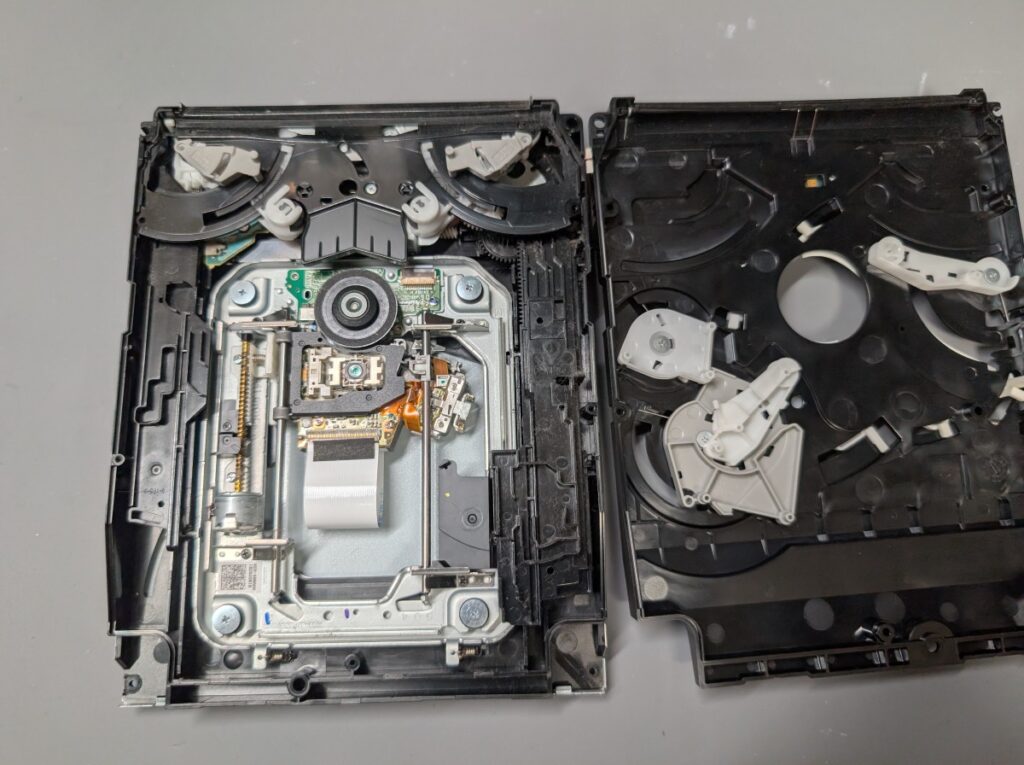 PS3 CECHA00のディスクドライブ内部の写真