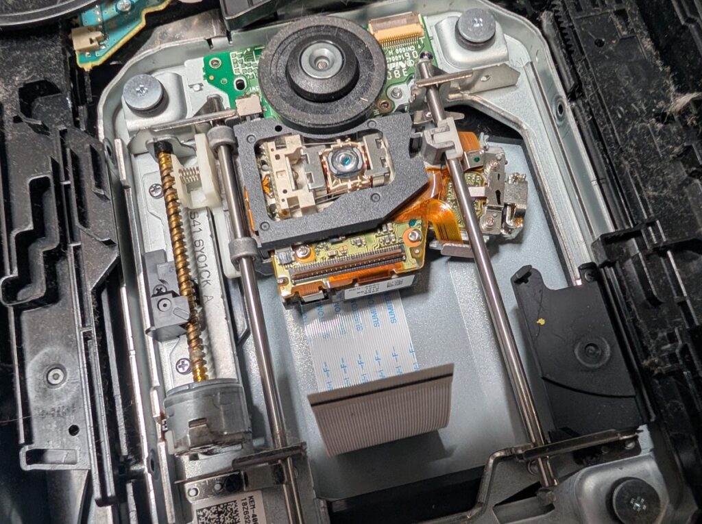 PS3 CECHA00のディスクドライブ内部の写真

ピックアップレンズの写真