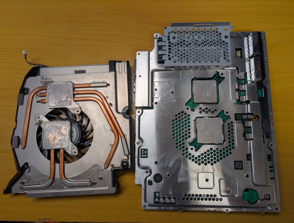 初期型PS3の基板修理後の清掃時の様子。
