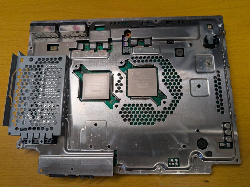 初期型PS3の基板修理後の清掃時の様子。
熱伝導グリス除去後。