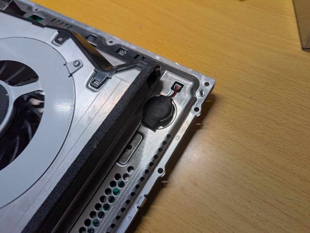 初期型PS3の新しいCMOSバッテリーの写真