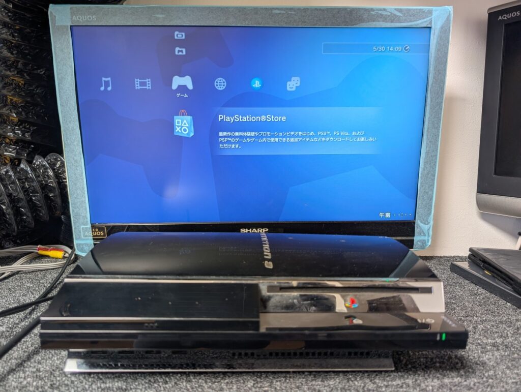正常に起動している初期型PS3とテレビ画面の写真