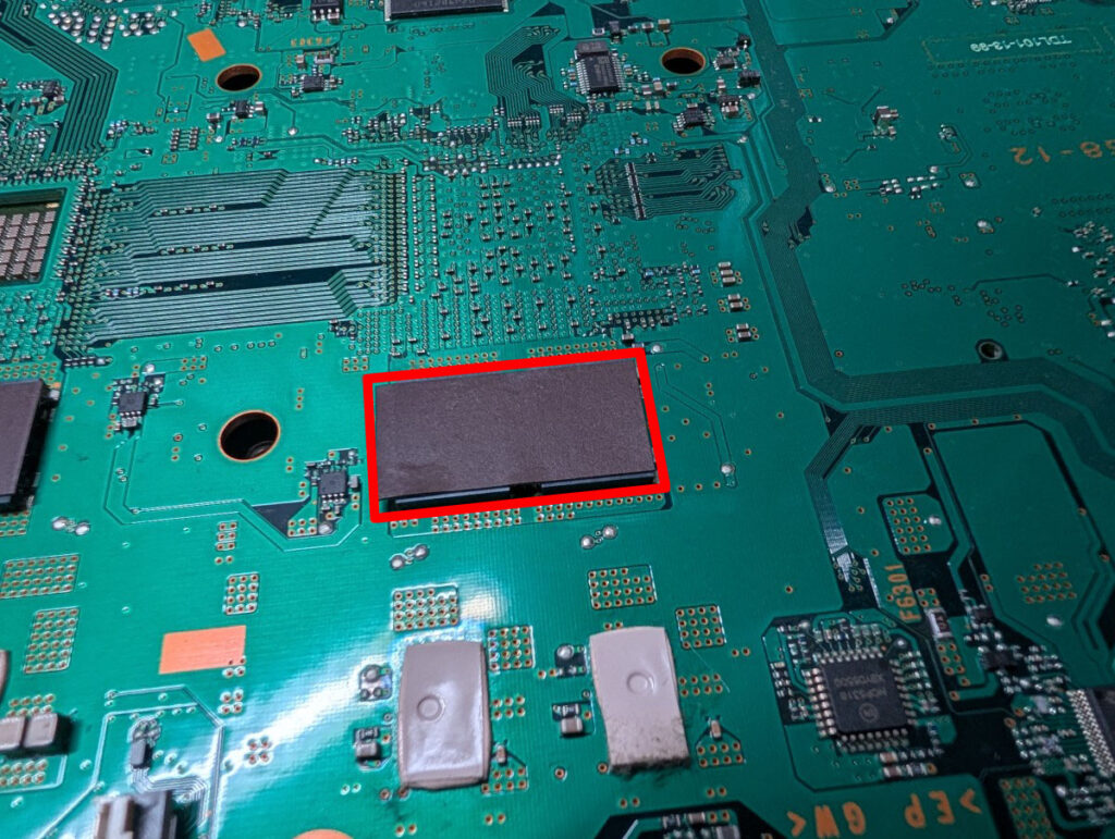 初期型PS3の基板に実装された電子部品の写真