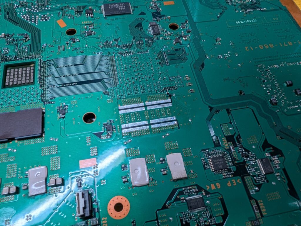初期型PS3の基板に実装された電子部品を取り外した後の写真