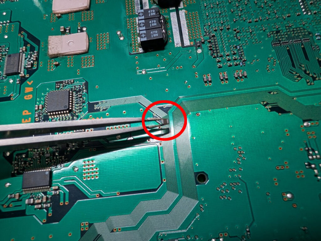 初期型PS3の基板修理時の写真
MLCCをピンセットでつかんでいる様子
