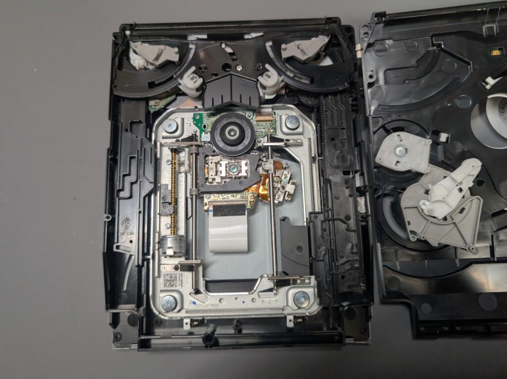 CECHA00のディスクドライブ内部の写真