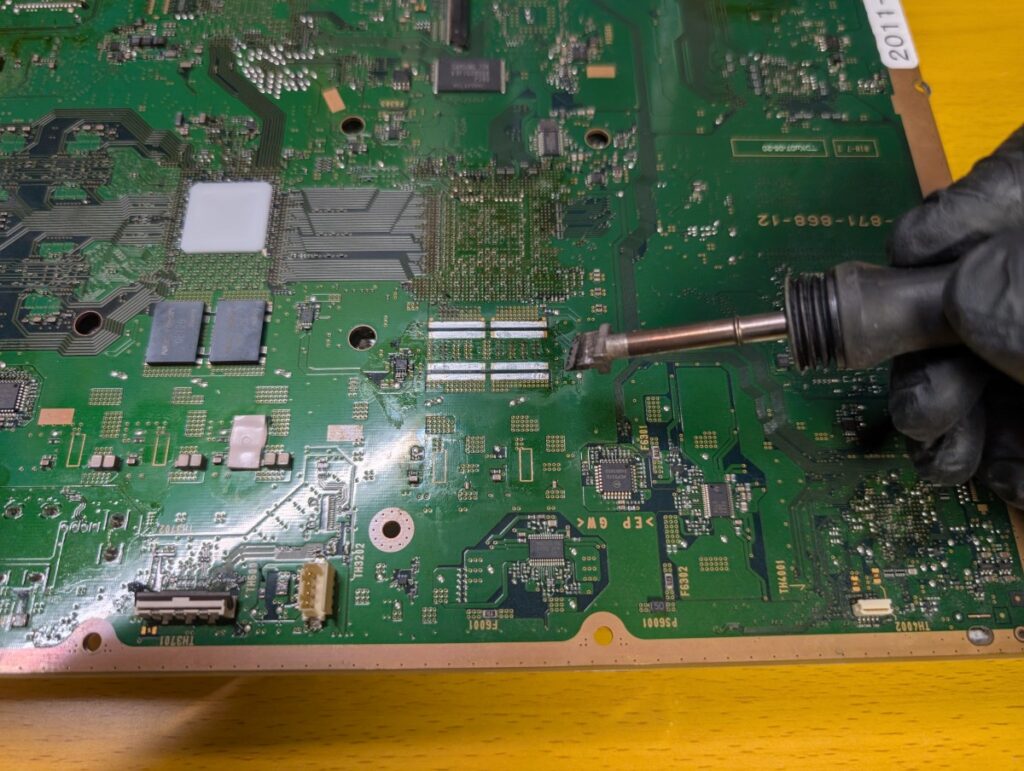 CECHB00のプロードライザ取り外し後のハンダ除去時の様子