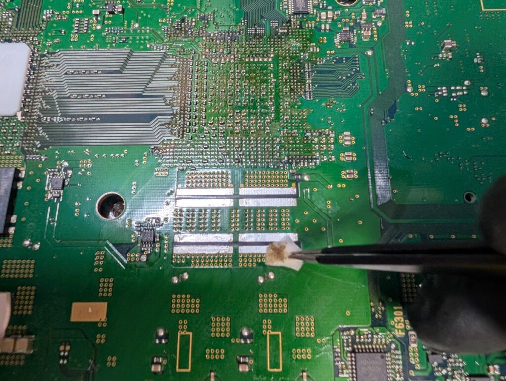 CECHB00のプロードライザ取り外し後の基板清掃時の写真