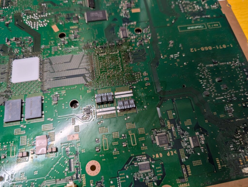 CECHB00の基板に
POSCAPコンデンサを取り付けている時の写真