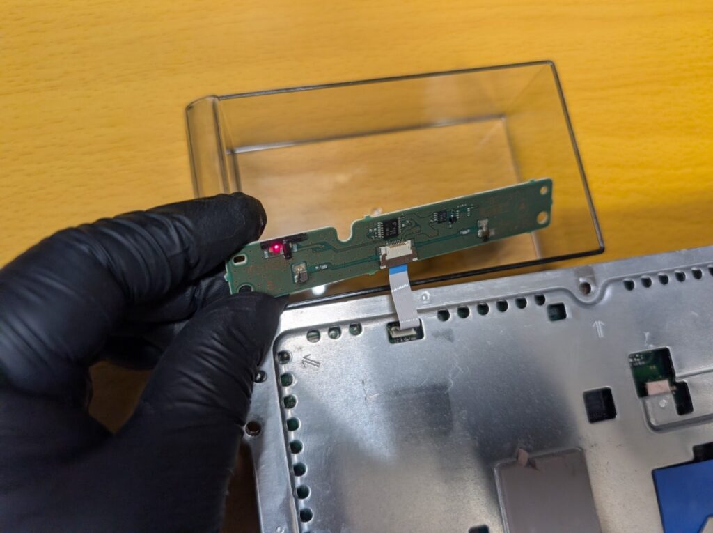 CECHB00の基板修理後の動作確認時の写真
起動スイッチを取り付け。
スタンバイ状態