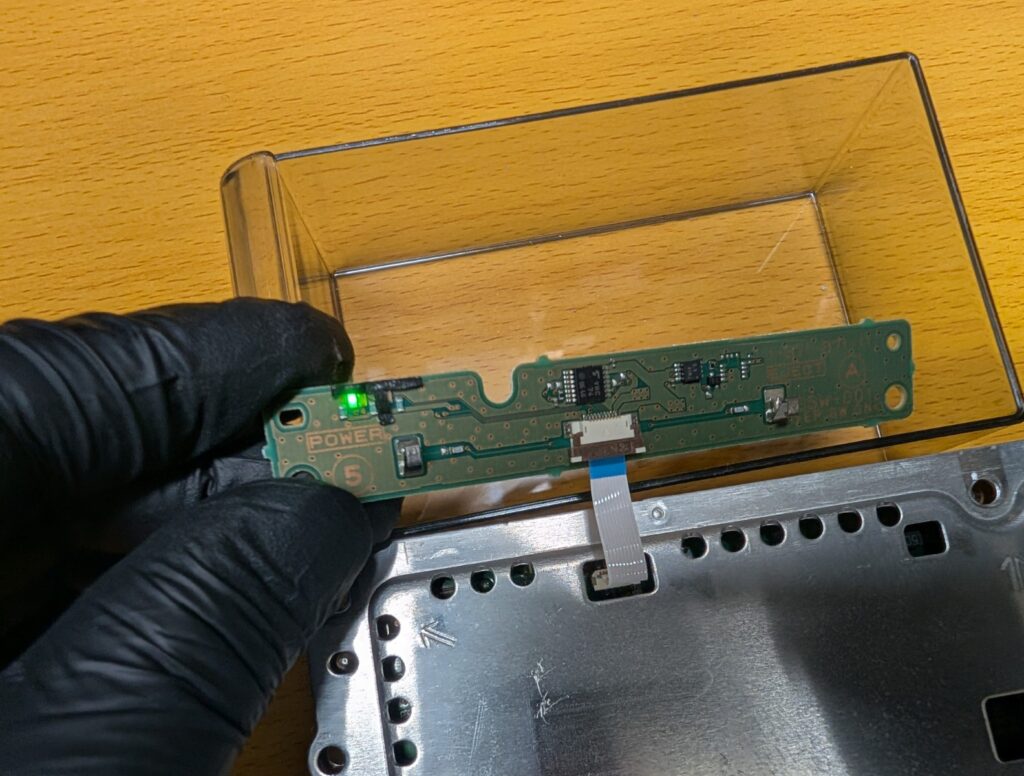CECHB00の基板修理後の動作確認時の写真
起動スイッチを取り付け。
本体起動