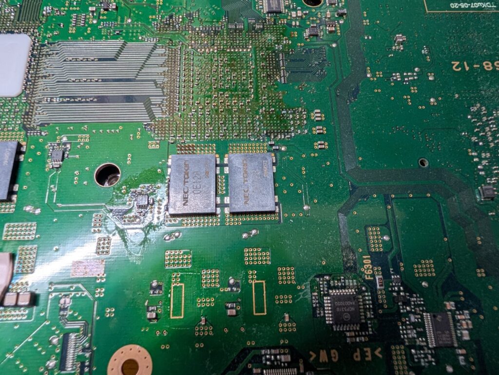 CECHB00の基板上に実装されているｊNECトーキンの写真