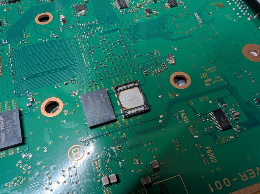CECHL00のメイン基板に実装されているプロードライザを取り外している時の写真
