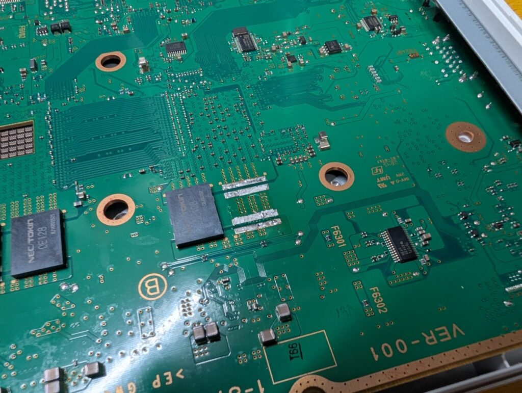 CECHL00のメイン基板に実装されているプロードライザを取り外した後の写真
