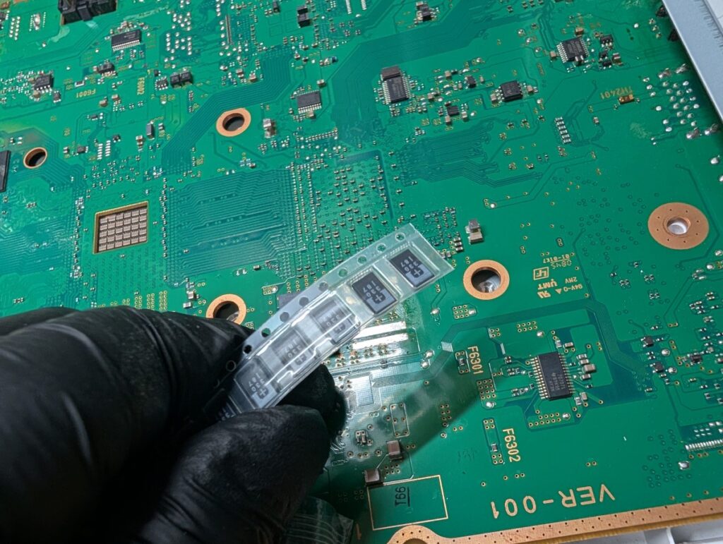 CECHL00のメイン基板に実装されているプロードライザを取り外して、POSCAPコンデンサを取り付けている時の写真