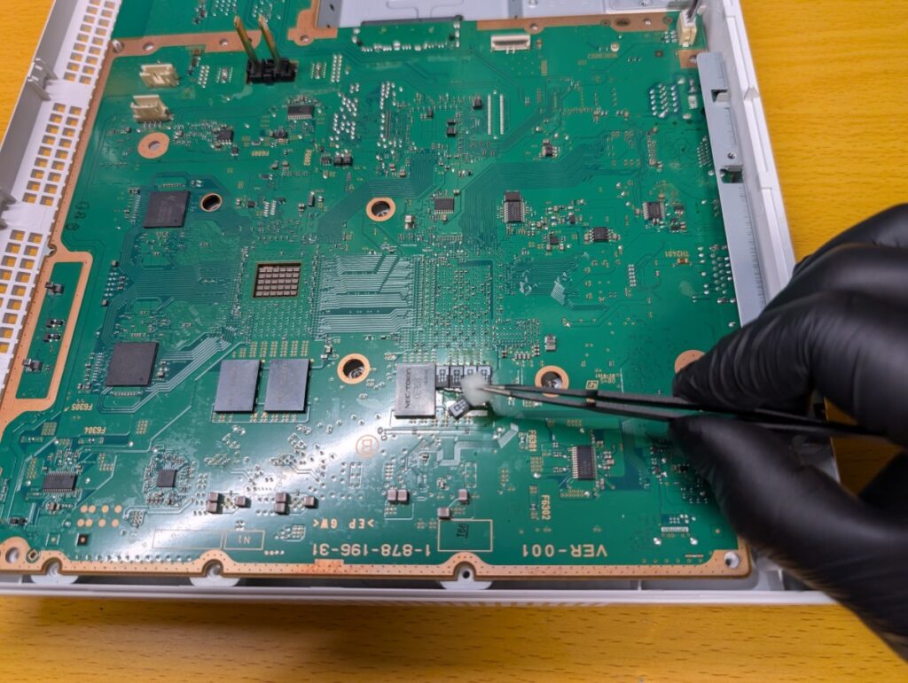 CECHL00のメイン基板に実装されているプロードライザを取り外して、POSCAPコンデンサを取り付け後の清掃時の写真