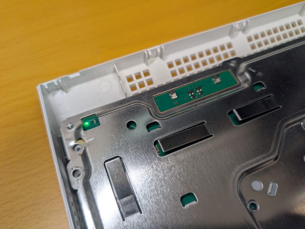 CECHL00の起動スイッチランプの写真