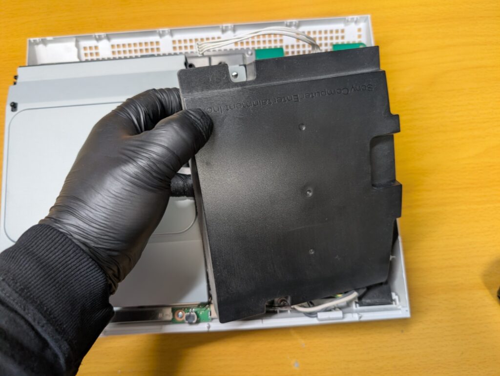 CECHL00の電源ユニットを取り外している時の写真