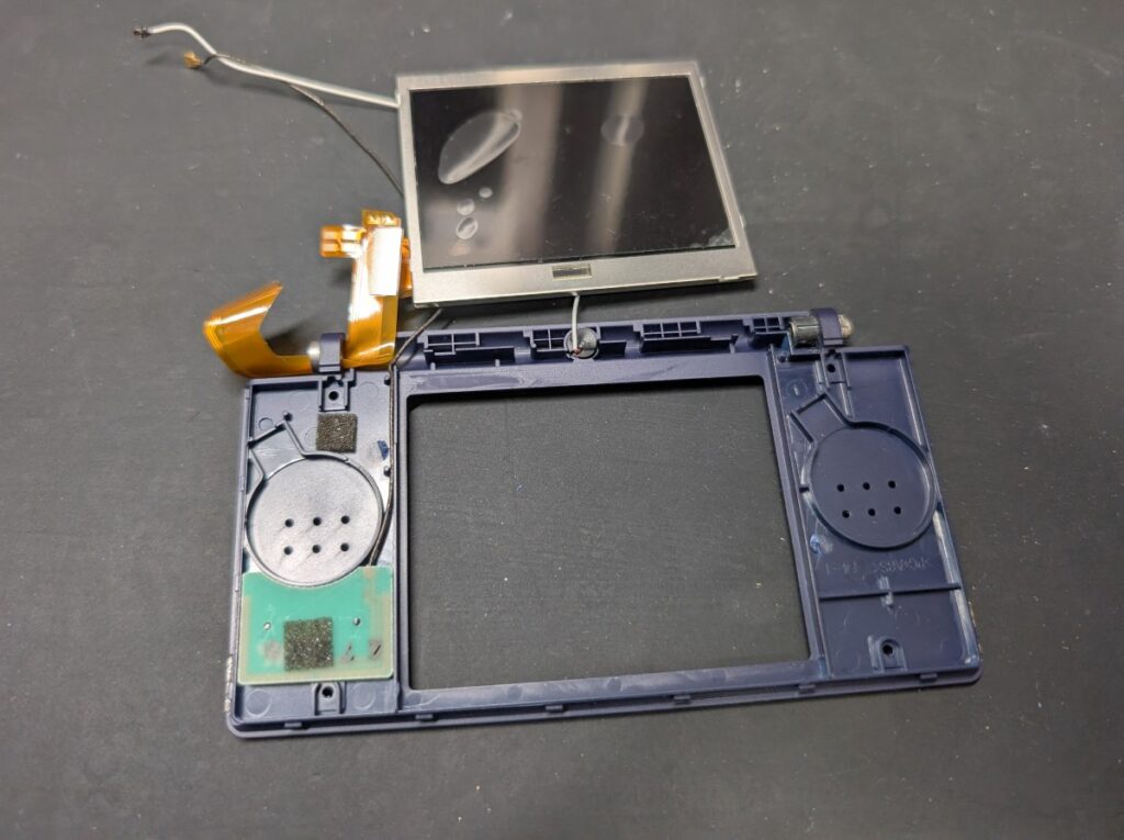 DSLiteの上画面交換時の様子
新しい液晶を取り付けた後