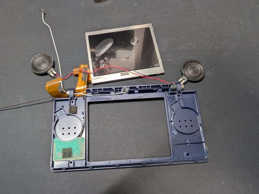 DSLiteの上画面交換時の様子
新しい液晶にスピーカーをハンダ付けした後