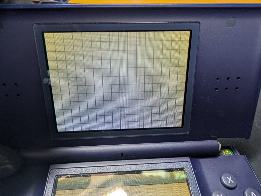 DSLiteの黄ばんだ上画面の写真