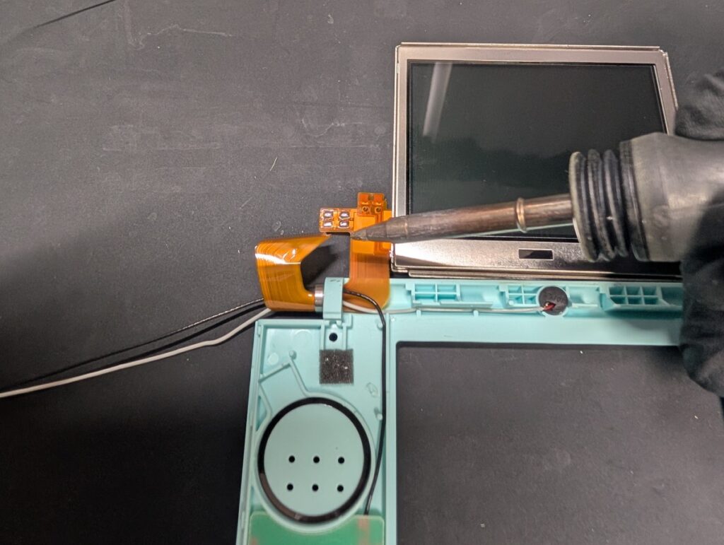 DSLiteの画面交換時の様子
スピーカーハンダ付け