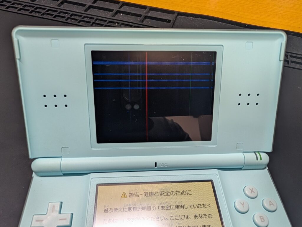 DSLiteの表示不良を起こした上画面の写真