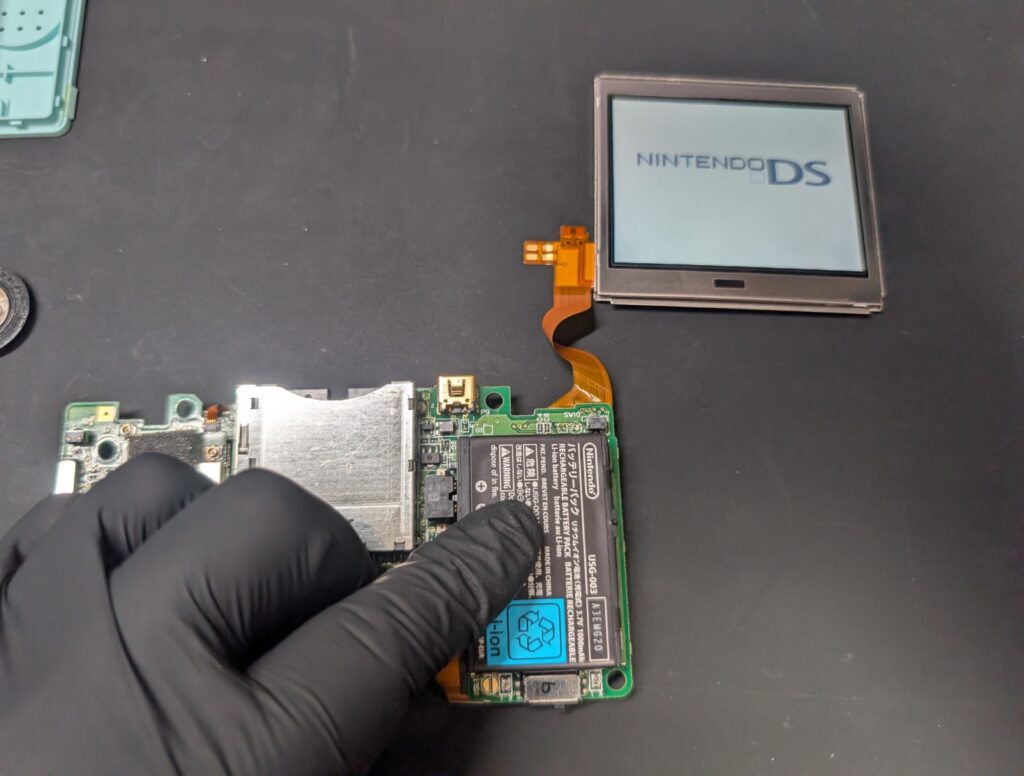 DSLiteの基板に新しい液晶を取り付けて動作確認している時の様子