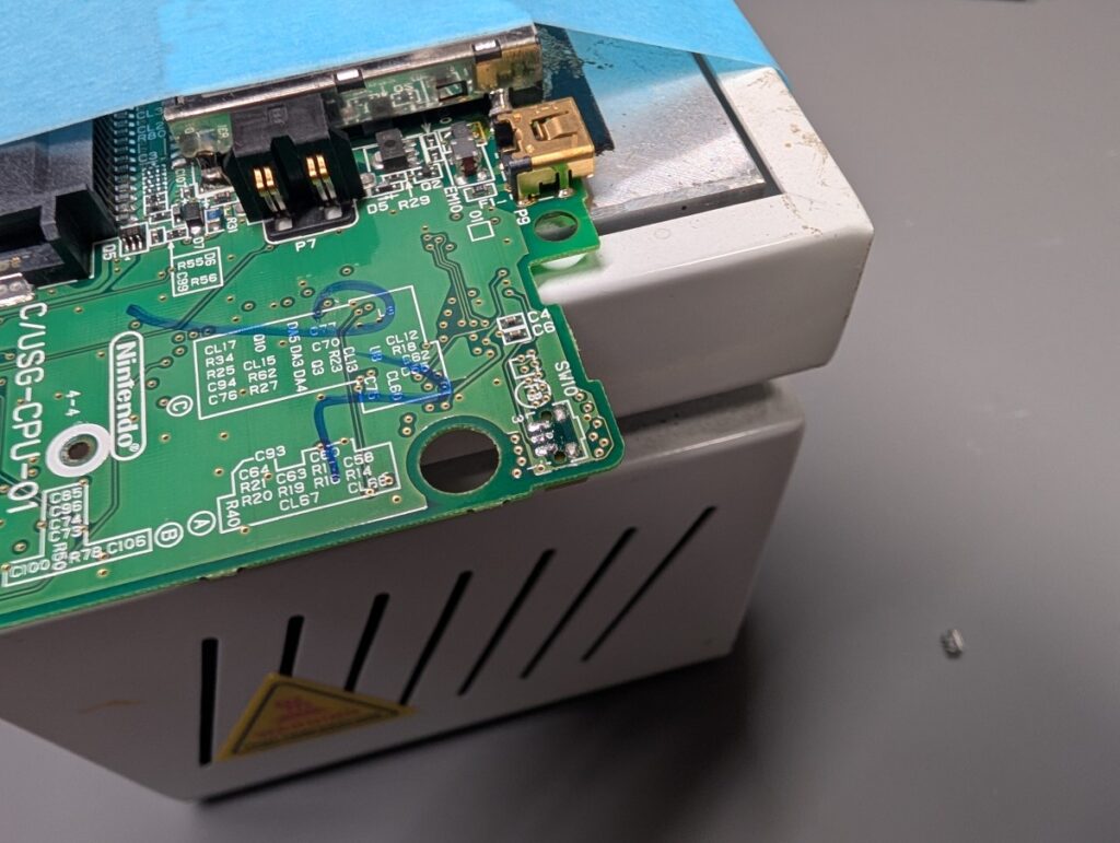 DSLiteのタクトスイッチ交換時の様子
スイッチ取り外し後
