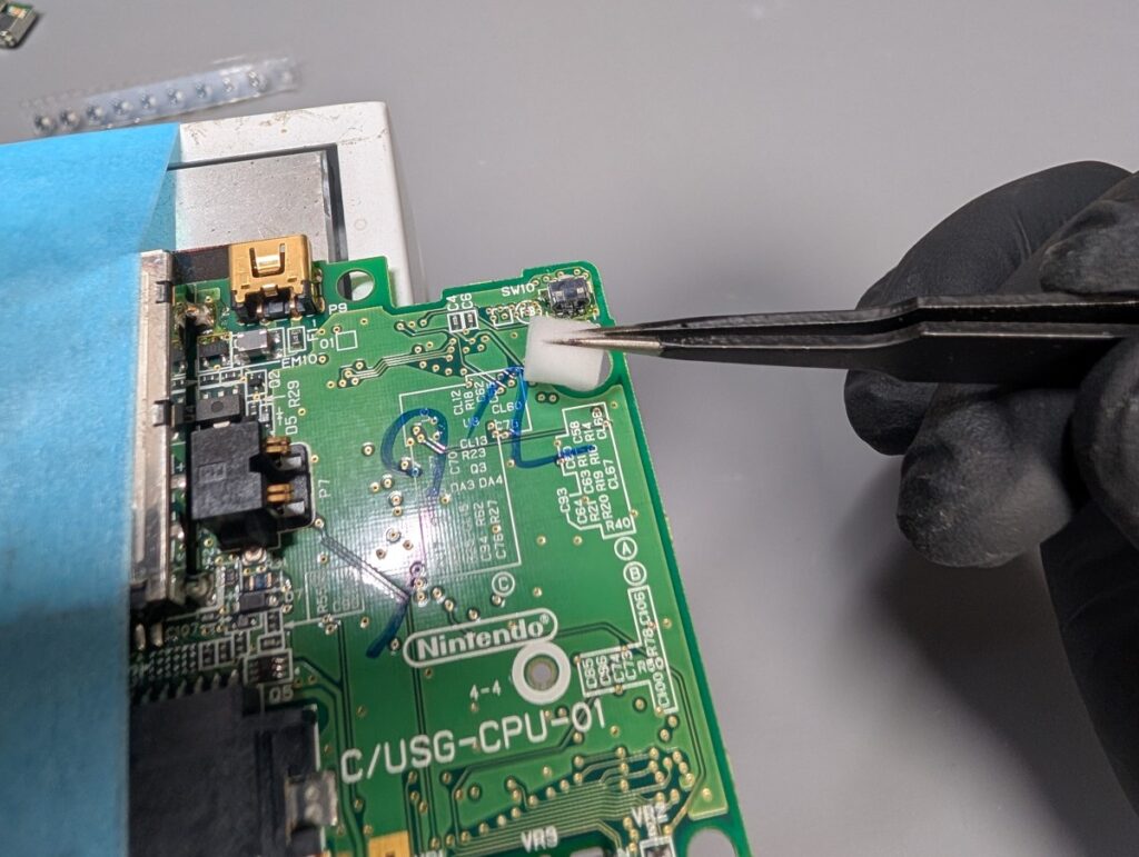DSLiteのタクトスイッチ交換時の様子
スイッチ取り付け後の清掃