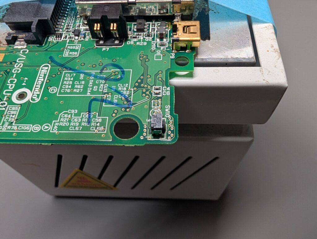 DSLiteのタクトスイッチ交換時の様子
スイッチ取り外し前