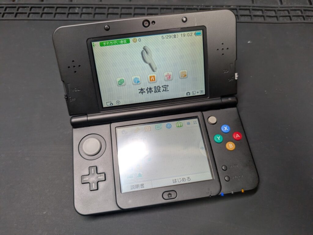 上画面に黄ばみが発生しているNEW3DSの写真