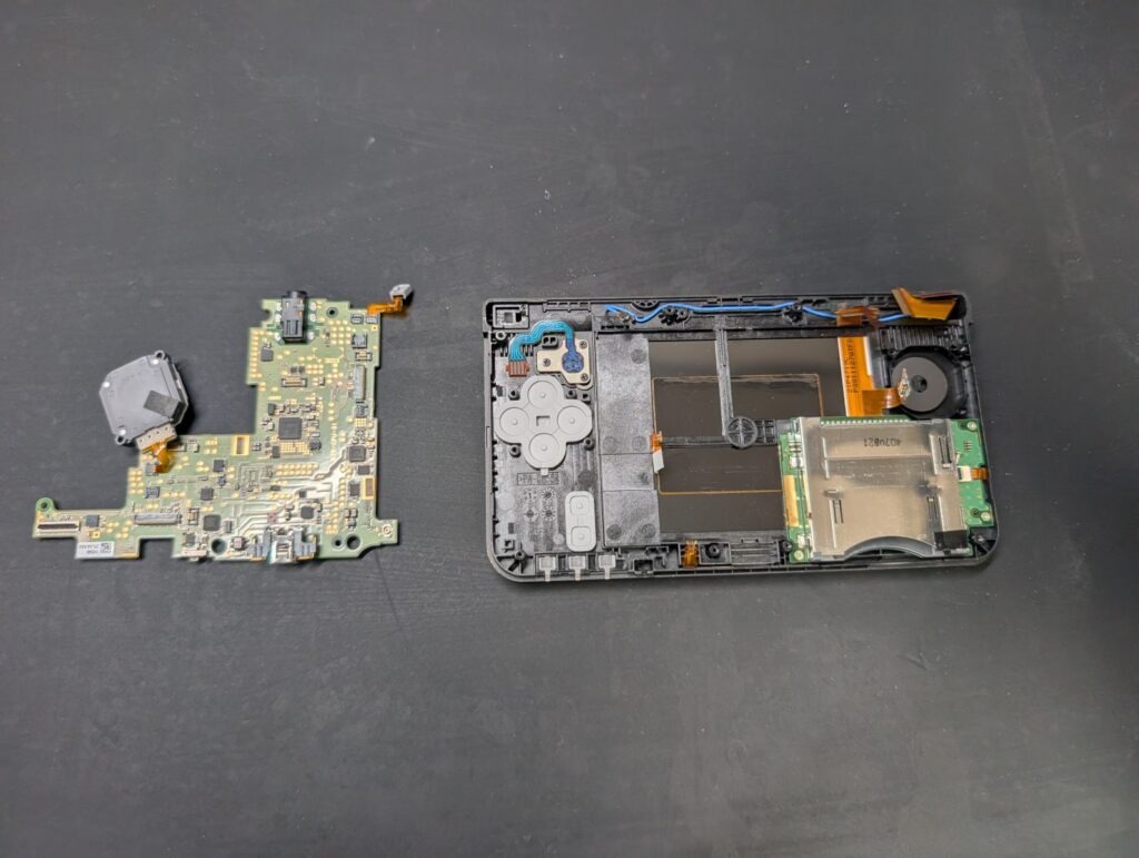 NEW3DSの分解時の写真
基板取り外し後