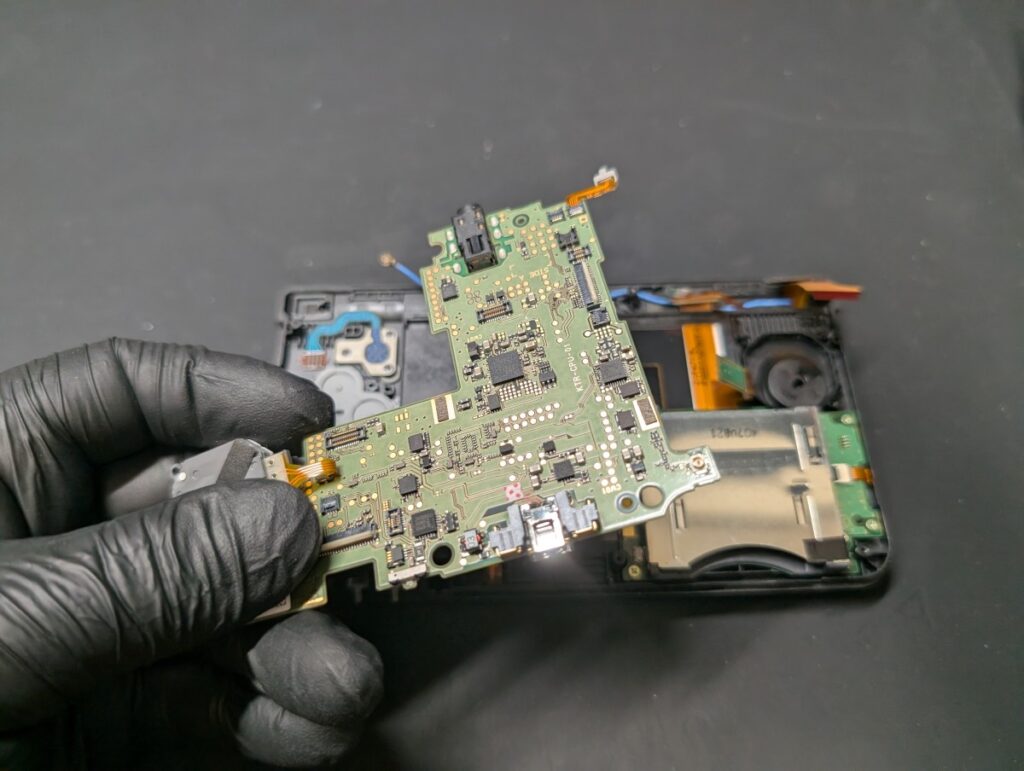 液晶交換後の組み立て時の写真
基板取り付け