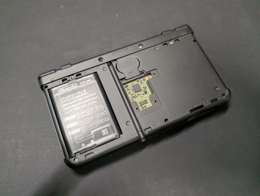 液晶交換後の組み立て時の写真
バッテリー装着時
