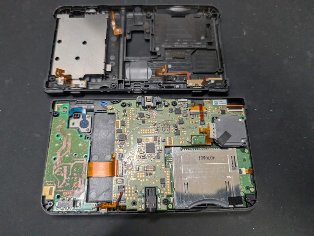 NEW3DSの液晶交換後の組み立て時の写真