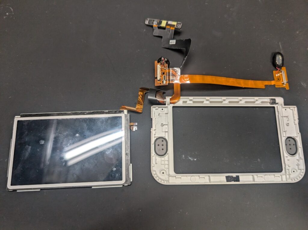 NEW3DSLLの液晶を取り外した後の写真