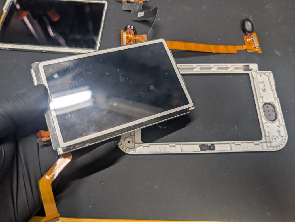 NEW3DSLLの新しい液晶にパネルを移植した時の写真