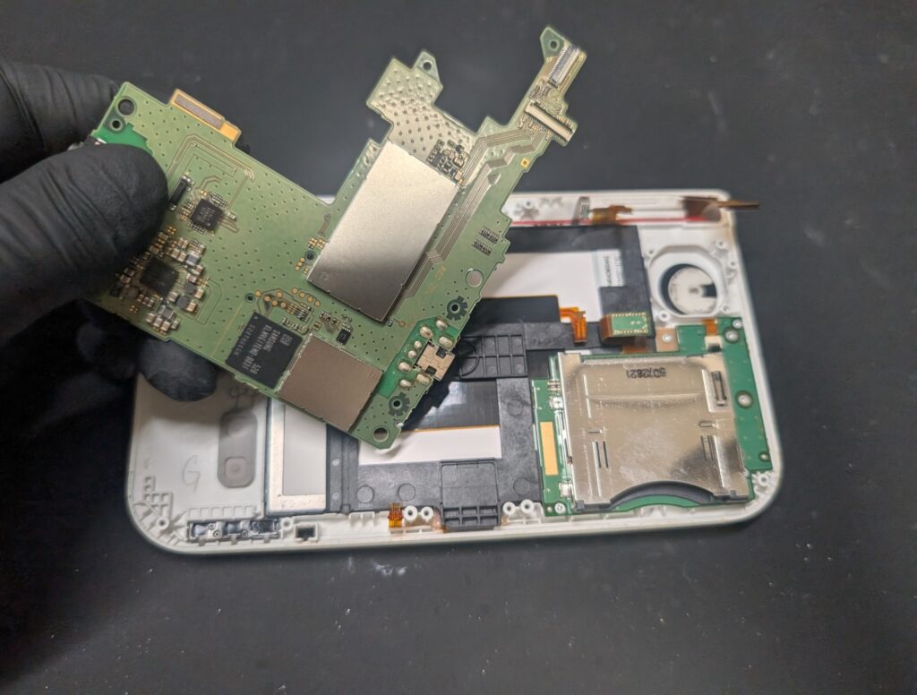 NEW3DSLLの基板取り付け時の様子