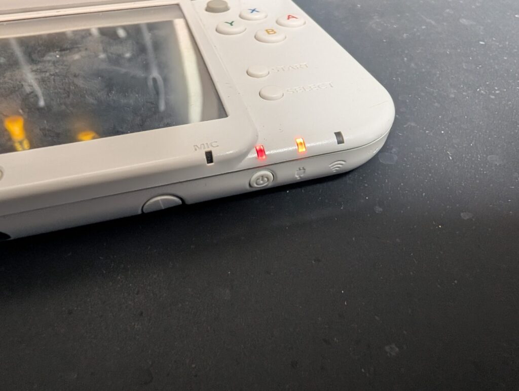 お預かりしたNEW3DSLL本体の写真
起動するものの電源が落ちるところの様子