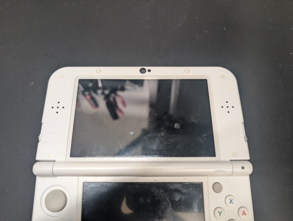 NEW3DSLL本体の写真
分解前の様子