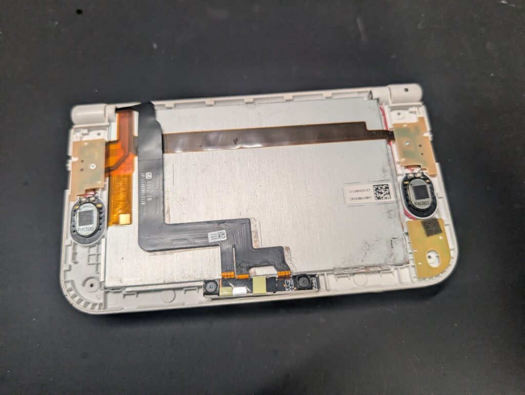 NEW3DSLLの上側カバーを取り外した後の写真