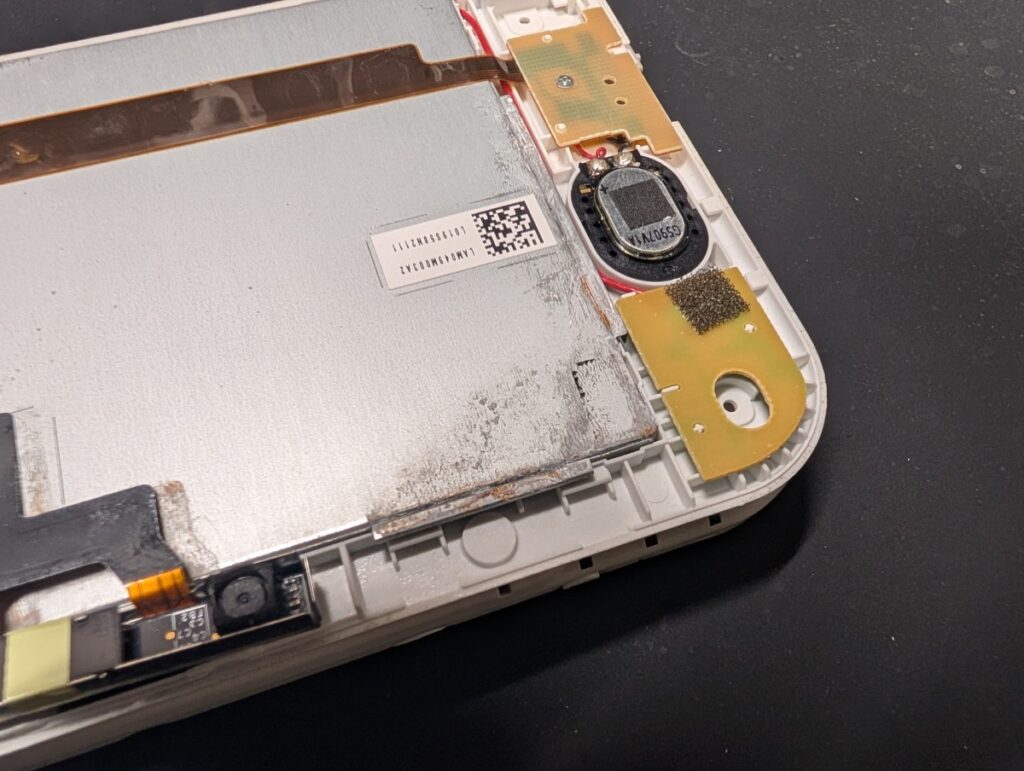 NEW3DSLLの上画面裏面に発生した錆の写真
